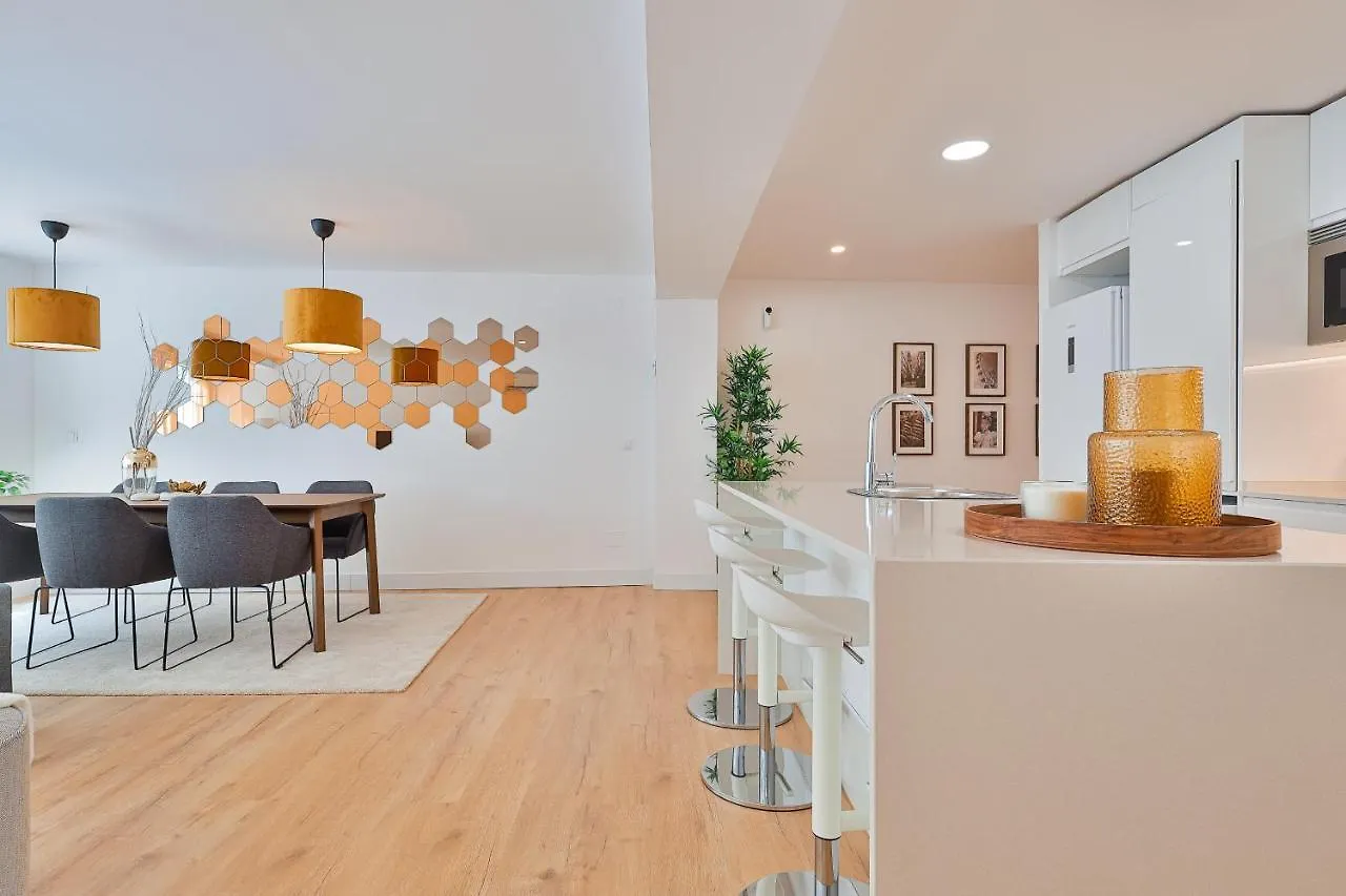 C26 Gorgeous 4 Bdrm Apartament In Plaza Uncibay Malaga