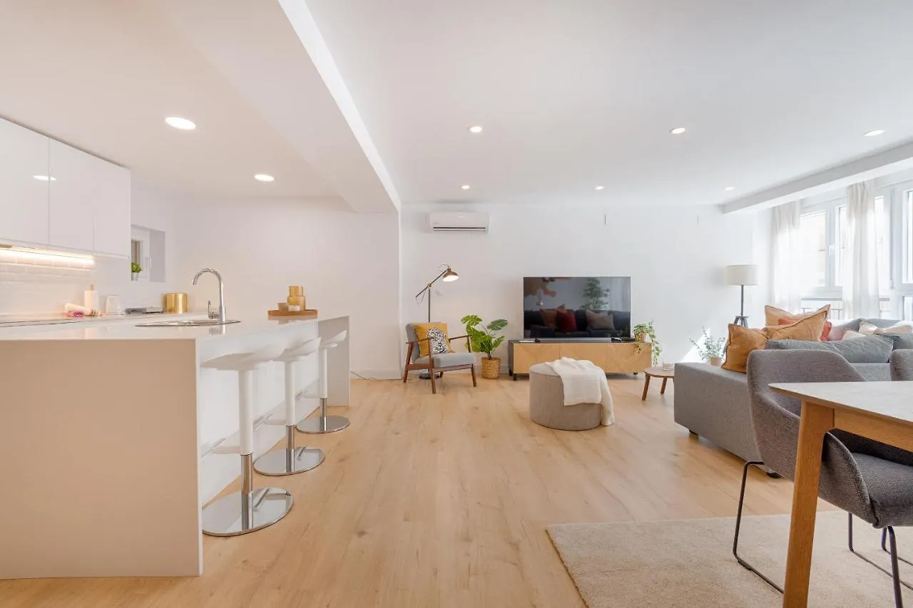 Appartamento C26 Gorgeous 4 Bdrm Apartament In Plaza Uncibay Málaga