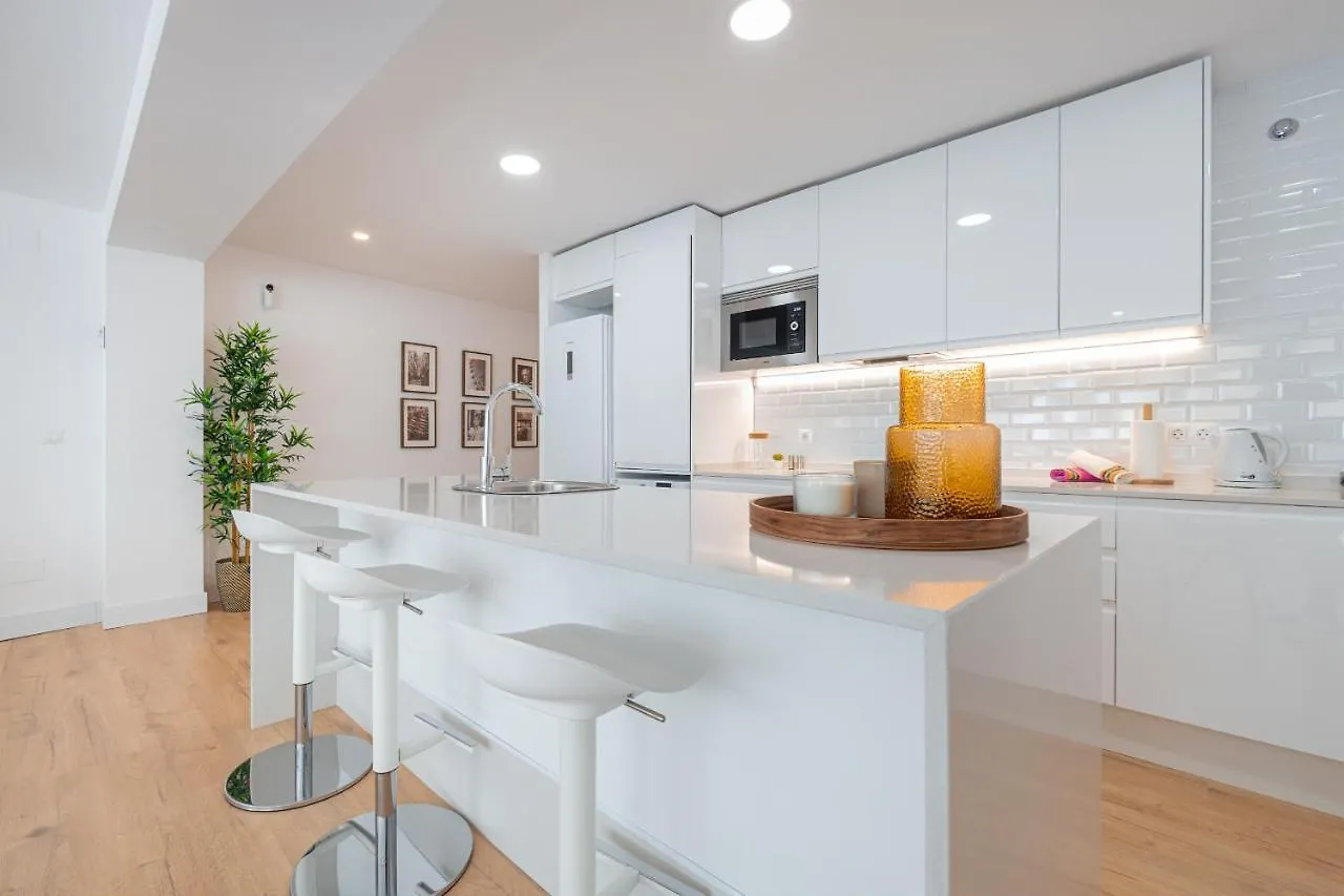 C26 Gorgeous 4 Bdrm Apartament In Plaza Uncibay Malaga