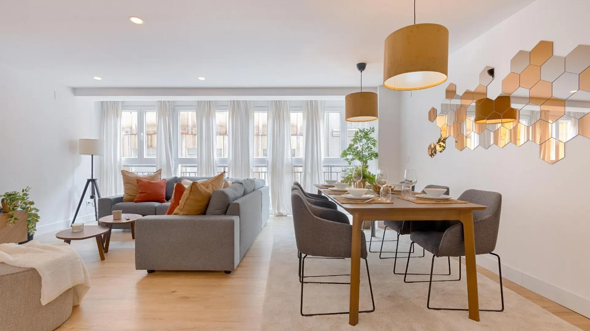C26 Gorgeous 4 Bdrm Apartament In Plaza Uncibay Malaga